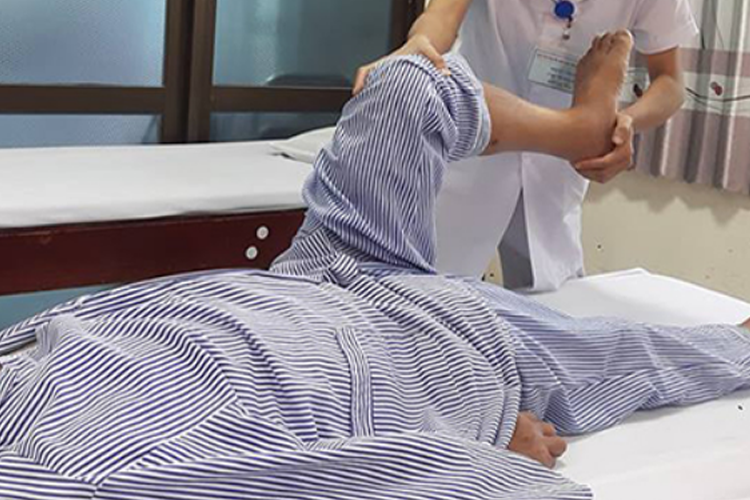 Xoa bóp bấm huyệt liệt do viêm não